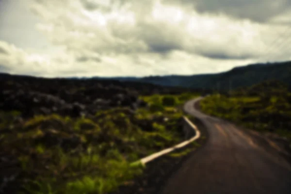 Mooie tropische wazig zicht in defocus. Landschap foto met bergen & tropische bomen. — Stockfoto