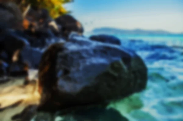 Beautiful blurred tropical view in defocus. Landscape photo with rocks and sea. — Stock Photo, Image