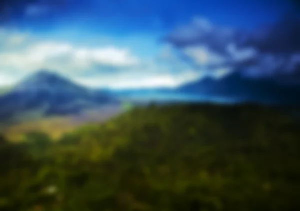 Hermosa vista tropical borrosa en desenfoque. Foto de paisaje con montañas y árboles tropicales . —  Fotos de Stock