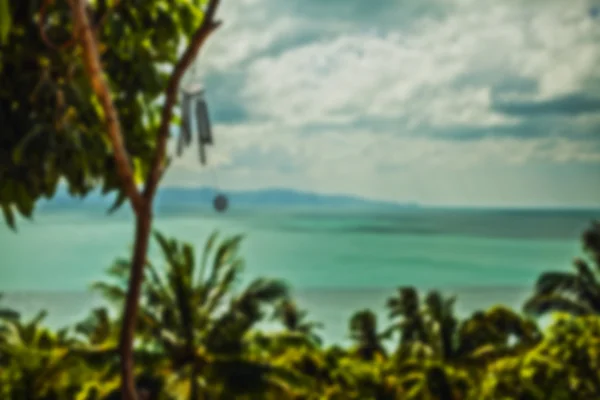 Hermosa vista tropical borrosa en desenfoque. Paisaje foto con rocas y mar . —  Fotos de Stock