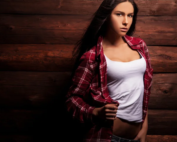Fiatal érzéki & szépség nő alkalmi ruhák jelent a grunge fából készült háttér. — Stock Fotó