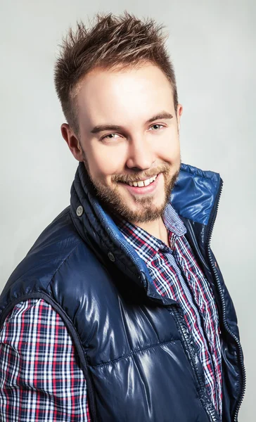 Elegante y positivo joven guapo hombre. Estudio retrato de moda . — Foto de Stock