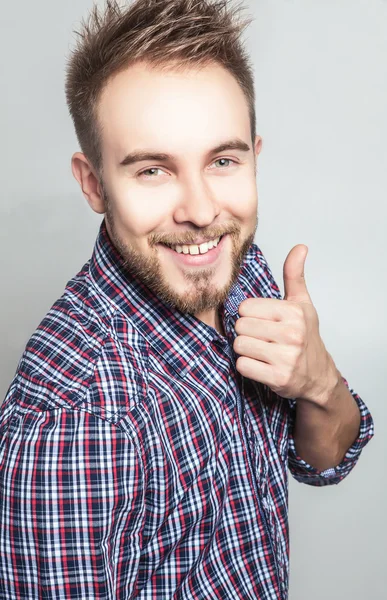 Elegante y positivo joven guapo hombre. Estudio retrato de moda . —  Fotos de Stock