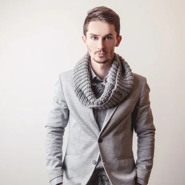 Elegante jovem e bonito homem de fato cinzento. Estúdio retrato de moda . — Fotografia de Stock