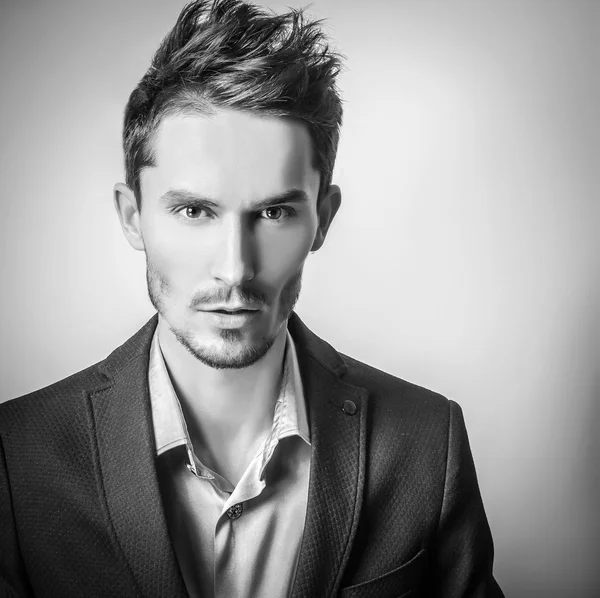 Elégant jeune homme beau en costume. Studio portrait de mode noir-blanc . — Photo