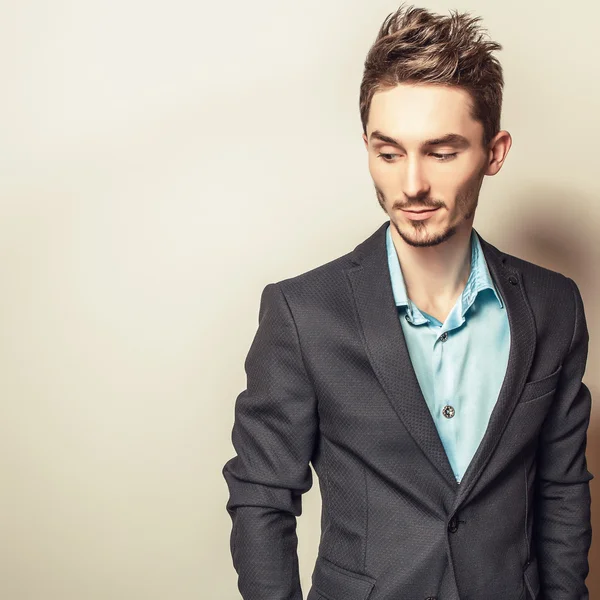 Elegante joven guapo disfrazado. Estudio retrato de moda . —  Fotos de Stock