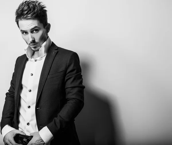 Elégant jeune homme beau en costume. Studio portrait de mode noir-blanc . — Photo