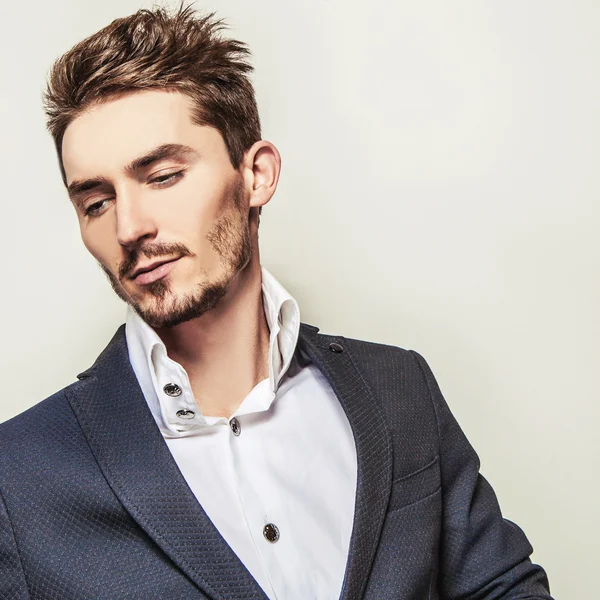 Elegante jovem e bonito mascarado. Estúdio retrato de moda . — Fotografia de Stock