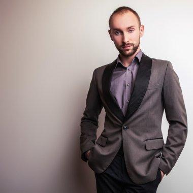 Klasik kostüm zarif genç yakışıklı adam. Studio moda portre.
