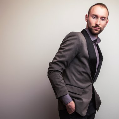 Klasik kostüm zarif genç yakışıklı adam. Studio moda portre.