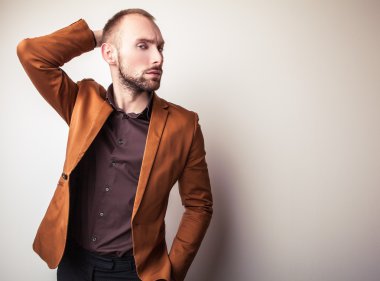 Klasik kostüm zarif genç yakışıklı adam. Studio moda portre.