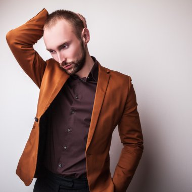 Klasik kostüm zarif genç yakışıklı adam. Studio moda portre.