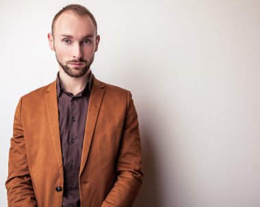 Klasik kostüm zarif genç yakışıklı adam. Studio moda portre.