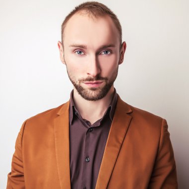 Klasik kostüm zarif genç yakışıklı adam. Studio moda portre.