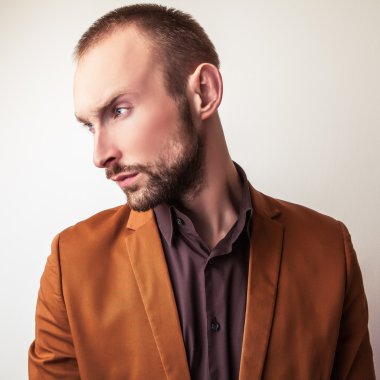 Klasik kostüm zarif genç yakışıklı adam. Studio moda portre.