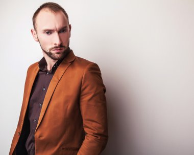 Klasik kostüm zarif genç yakışıklı adam. Studio moda portre.