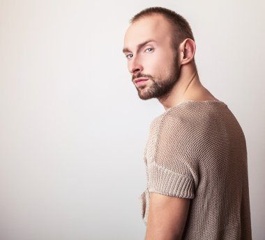 Stüdyo portre rahat örme kazak genç yakışıklı adam. Yakın çekim fotoğraf.