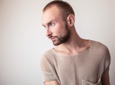 Stüdyo portre rahat örme kazak genç yakışıklı adam. Yakın çekim fotoğraf.