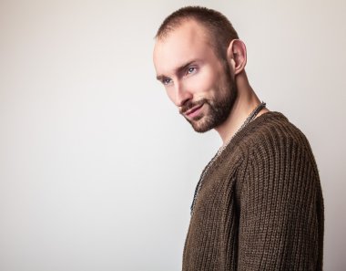 Stüdyo portre rahat örme kazak genç yakışıklı adam. Yakın çekim fotoğraf.