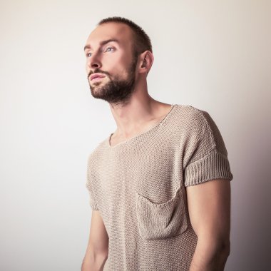 Stüdyo portre rahat örme kazak genç yakışıklı adam. Yakın çekim fotoğraf.