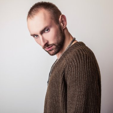 Stüdyo portre rahat örme kazak genç yakışıklı adam. Yakın çekim fotoğraf.