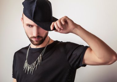 Stüdyo portre genç yakışıklı genç bir siyah şapkalı.