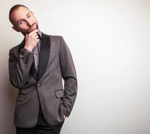 Elegantní mladý pohledný muž v klasickém kostýmu. Portrét módní Studio. — Stock fotografie