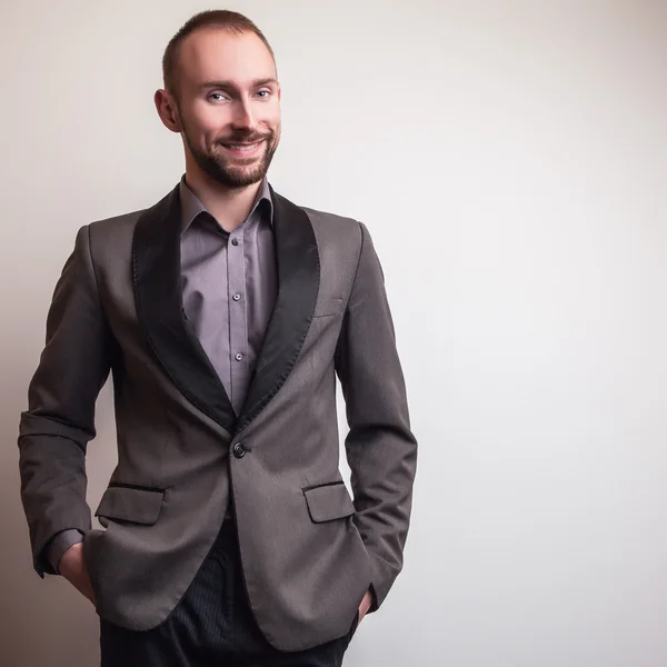 Elegante jonge knappe man in klassieke kostuum. Studio mode portret. — Stockfoto