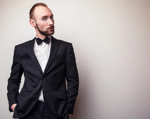 Elegante jonge knappe man in klassieke kostuum. Studio mode portret. — Stockfoto