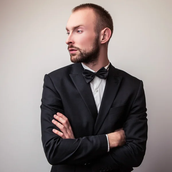 Eleganter junger gutaussehender Mann in klassischem Kostüm. Modeporträt im Studio. — Stockfoto