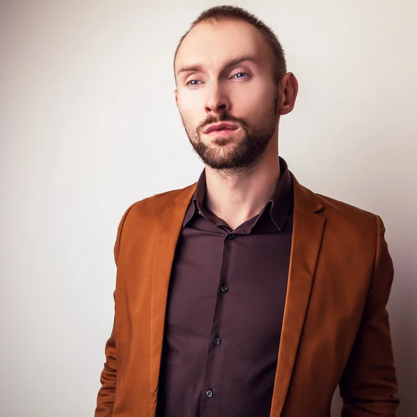 Elegante jonge knappe man in klassieke kostuum. Studio mode portret. — Stockfoto