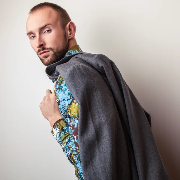 Elegant young handsome man in bright colorful shirt. Studio fashion portrait. — Stock Photo, Image