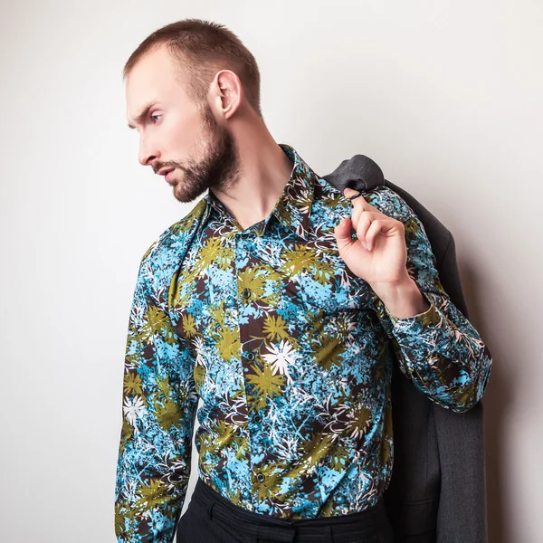 Elegante giovane bell'uomo in camicia colorata brillante. Studio ritratto di moda . — Foto Stock