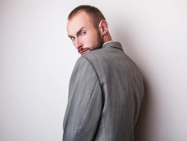 Elegante giovane bell'uomo in costume classico. Studio ritratto di moda . — Foto Stock