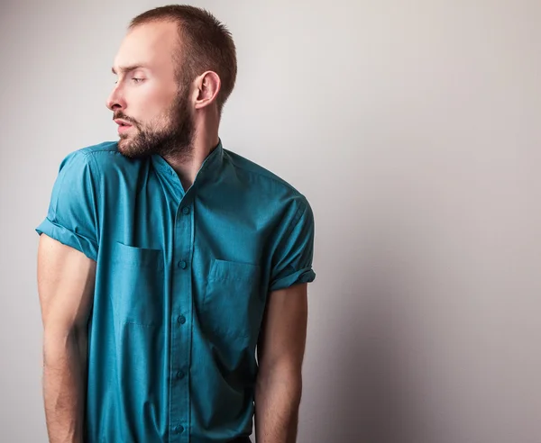 Elegante giovane bell'uomo in camicia colorata brillante. Studio ritratto di moda . — Foto Stock