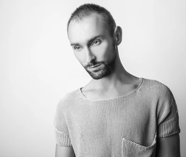 Retrato en blanco y negro del joven hombre guapo en jersey de punto. Foto de primer plano . — Foto de Stock