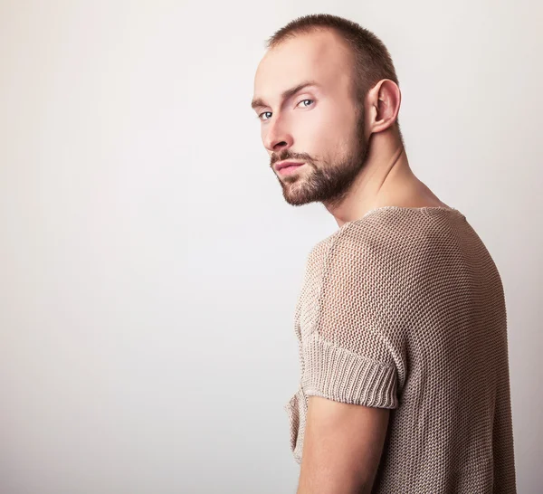 Retrato de estudio de un joven hombre guapo en suéter de punto casual. Foto de primer plano . — Foto de Stock