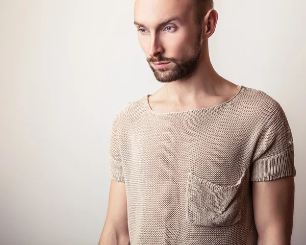 Studio portrait of young handsome man in casual knitted sweater. Close-up photo. — Stock Photo, Image