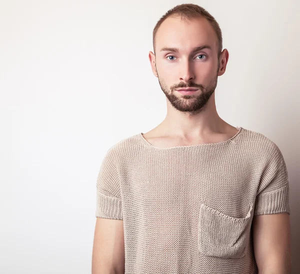 Retrato de estudio de un joven hombre guapo en suéter de punto casual. Foto de primer plano . —  Fotos de Stock