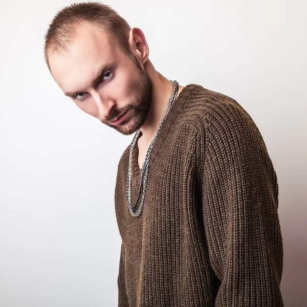 Studioporträt eines jungen gutaussehenden Mannes in lässigem Strickpullover. Nahaufnahme. — Stockfoto