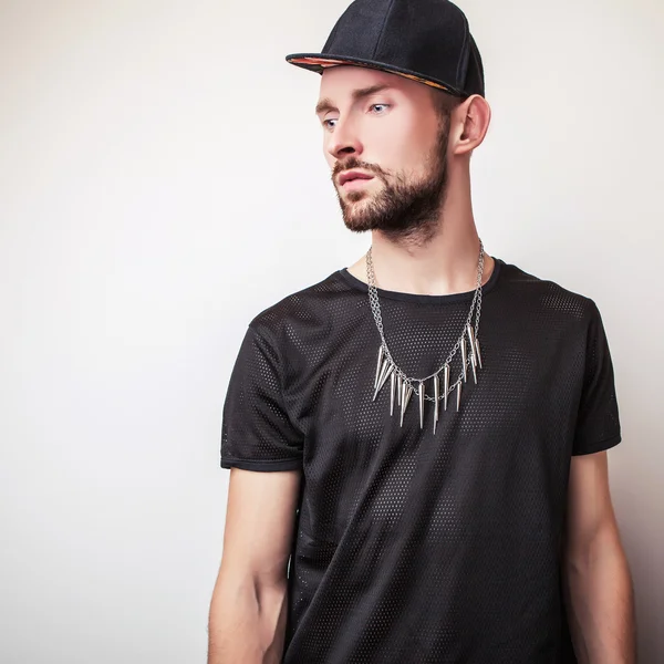 Estudio retrato de joven adolescente guapo en una gorra negra . — Foto de Stock