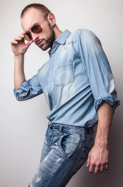 Jonge knappe man in jeans kleding. Studio mode portret. — Stockfoto