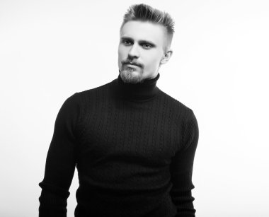 Stüdyo örme kazak genç yakışıklı adam portresi. Siyah-beyaz? kaybetmek-up fotoğraf.