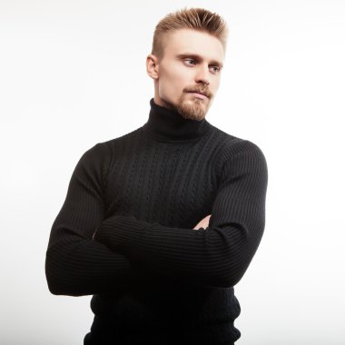 Stüdyo örme kazak genç yakışıklı adam portresi. Yakın çekim fotoğraf.