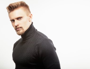 Stüdyo örme kazak genç yakışıklı adam portresi. Yakın çekim fotoğraf.