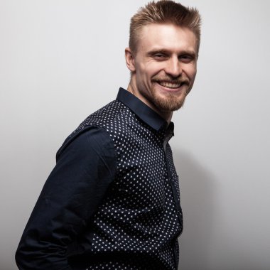 Tişörtlü zarif genç yakışıklı adam. Studio moda portre.