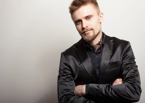 Elegante joven guapo con traje negro. Estudio retrato de moda . —  Fotos de Stock