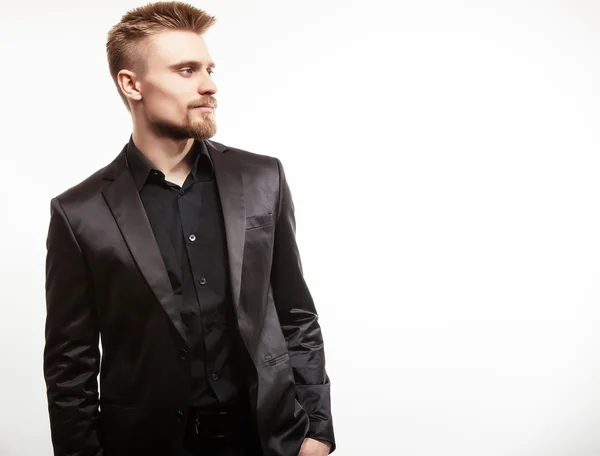 Elegante joven guapo con traje negro. Estudio retrato de moda . — Foto de Stock