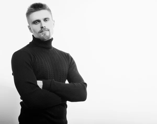 Retrato de estudio de un joven guapo en jersey de punto. ¿Blanco y negro? Foto de primer plano . —  Fotos de Stock