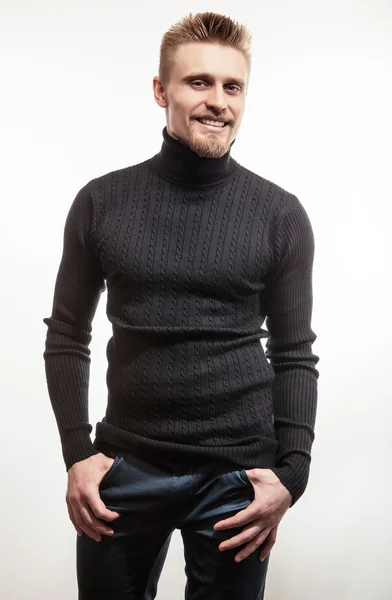 Studioporträt eines jungen gutaussehenden Mannes im Strickpullover. Nahaufnahme. — Stockfoto